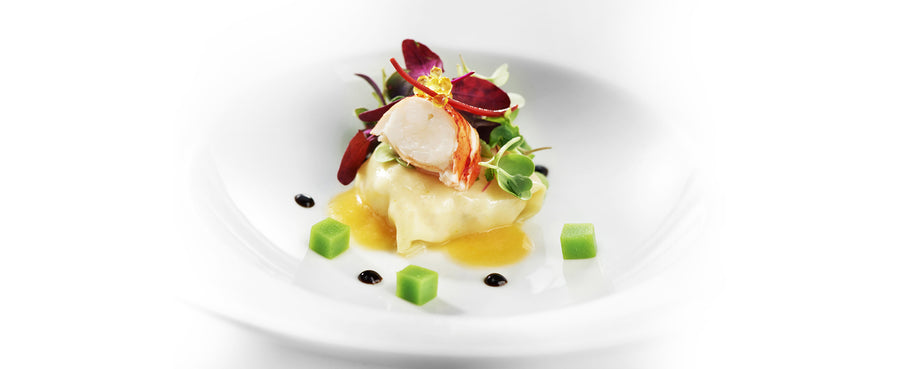 Bogavante sobre pasta rellena con micro brotes, plato de alta cocina de Actual Catering Barcelona