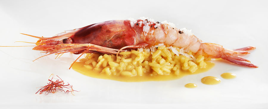 Carabinero sobre arroz meloso al azafrán, cocina de autor para eventos de empresa en Barcelona