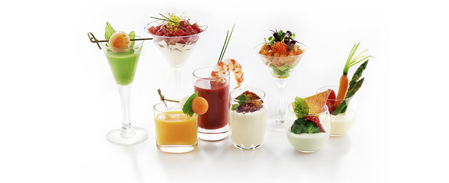 Aperitivos fríos en copa y vasito para un cóctel corporativo, con tartar, cremas y gazpacho con langostino