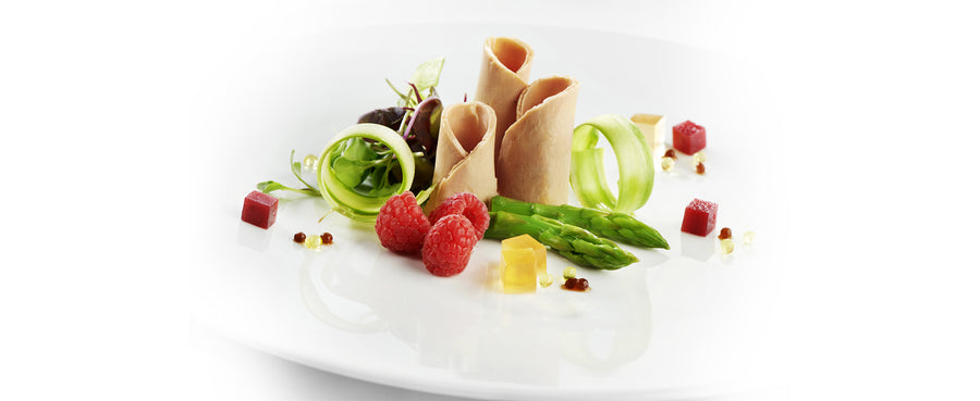 Rollitos de foie gras con espárrago verde, frambuesas y gelatinas, aperitivo de Actual Catering